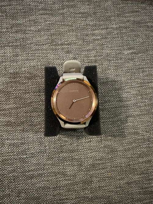 Elevate your look with the new Garmin Vivomove 3S. This hybrid smartwatch combines traditional analo