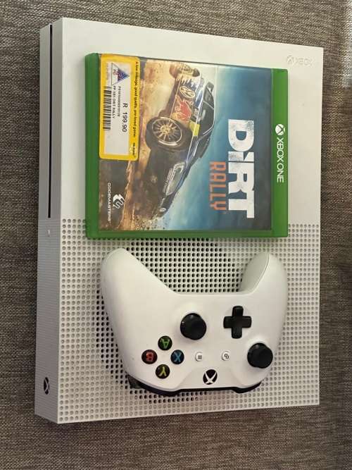 XBOX BOX ONE S 1TB 1681 WITH 1 CONTROLLER and 1 GAME