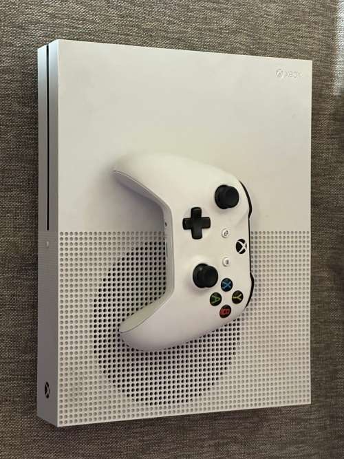 XBOX BOX ONE S 1TB 1681 WITH 1 CONTROLLER and 1 GAME