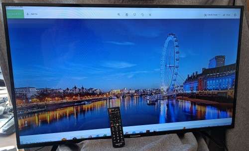 Panasonic 43`  TH-43F310Q FHD LED TV with remote