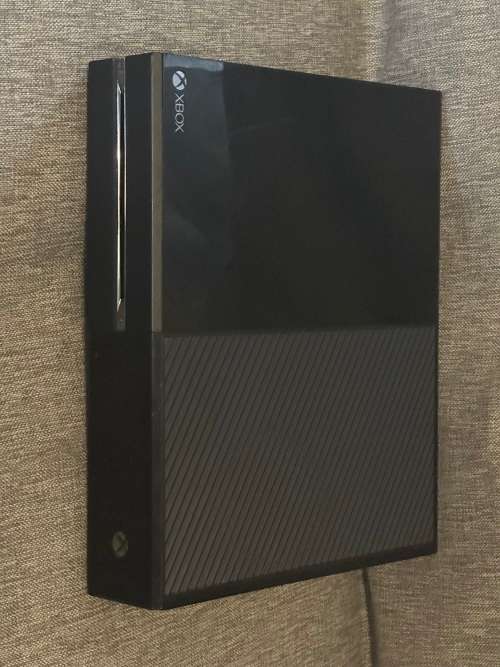 XBOX BOX ONE  500GB WITH ONE CONTROLLER