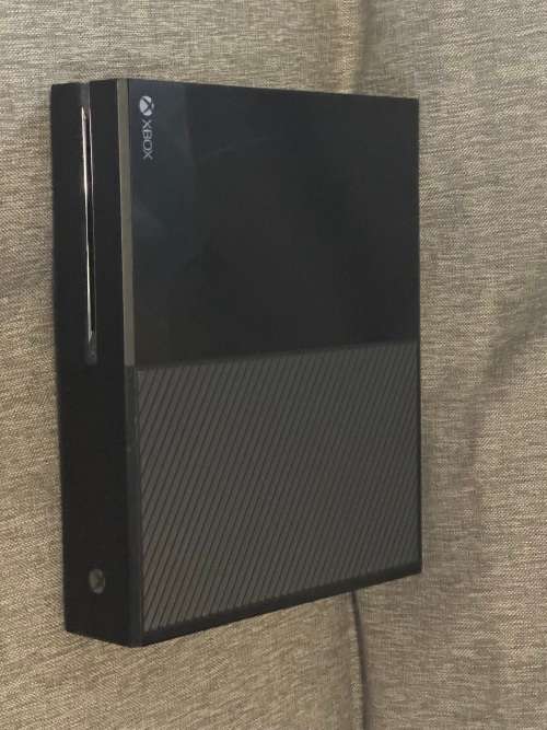 XBOX BOX ONE  500GB WITH ONE CONTROLLER