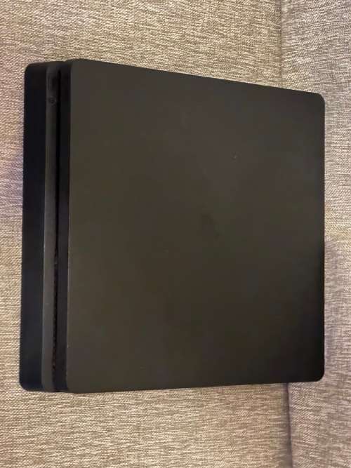 PLAYSTATION 4 SLIM 500GB WITH 6 GAMES and 2 CONTROLLERS