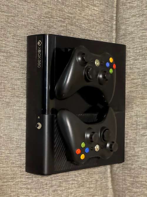 X BOX  360 500GB WITH TWO CONTROLERS