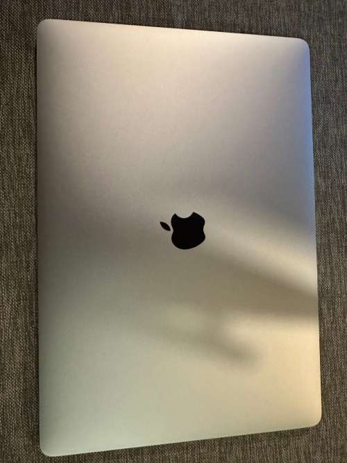 MacBook Pro `Core i7` 16GB Ram 256gb ssd 15` Touch bar /Mid-2017 Low Cycle count.