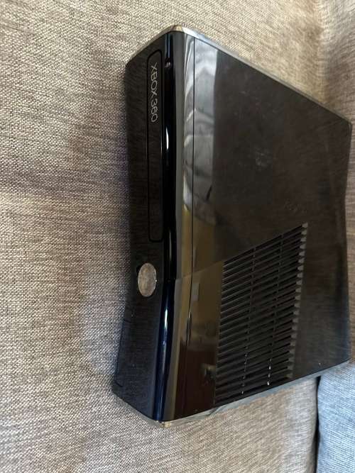 X BOX 360 250GB 2 CONTROLLERS & 8  GAMES MINT CONDITION