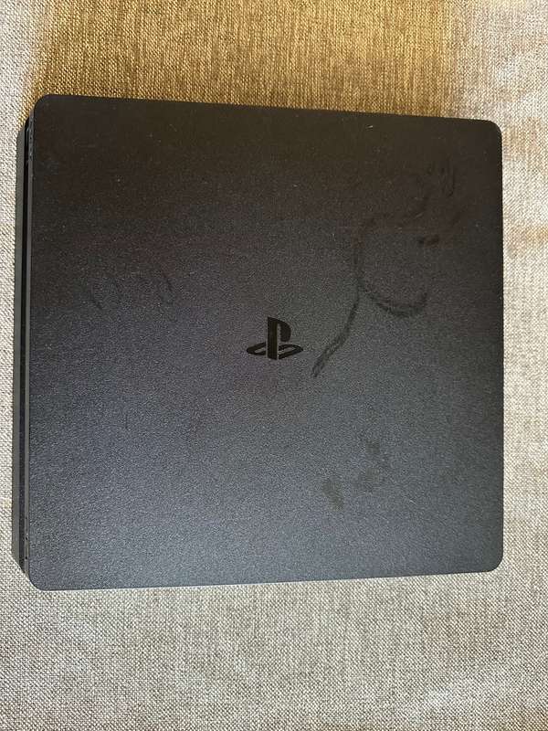 PLAYSTATION 4 SONY 500GB ONE CONTROLLER AND 1 GAME
