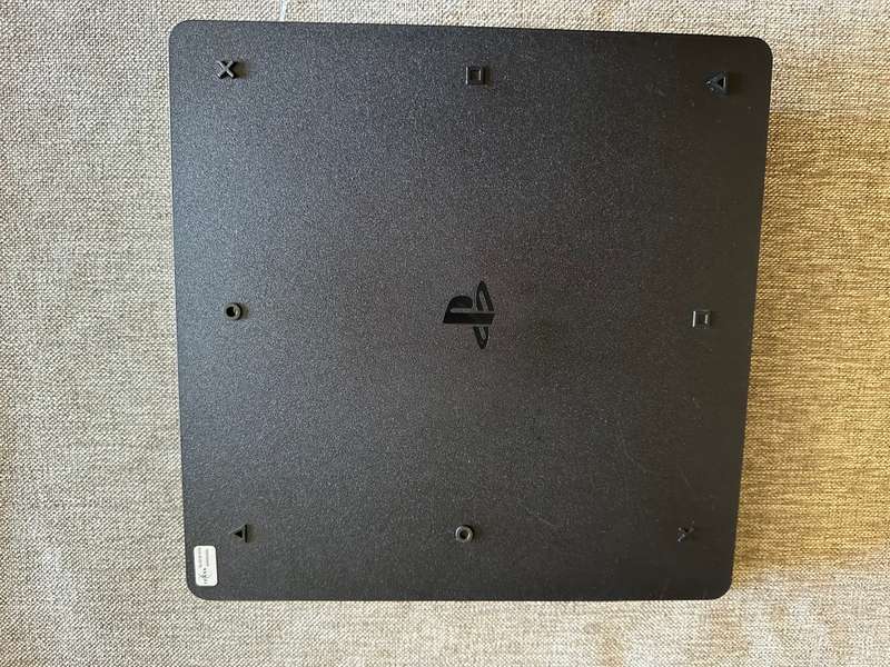 PLAYSTATION 4 SONY 500GB ONE CONTROLLER AND 1 GAME