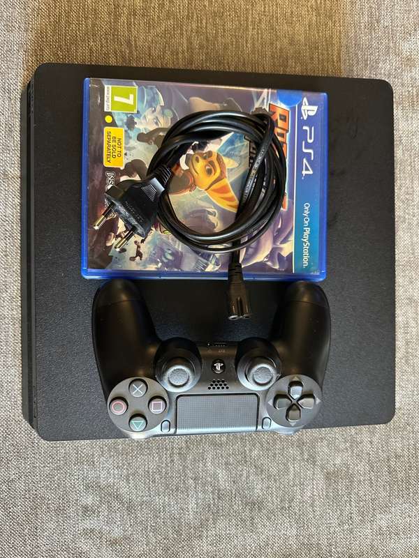 PLAYSTATION 4 SONY 500GB ONE CONTROLLER AND 1 GAME