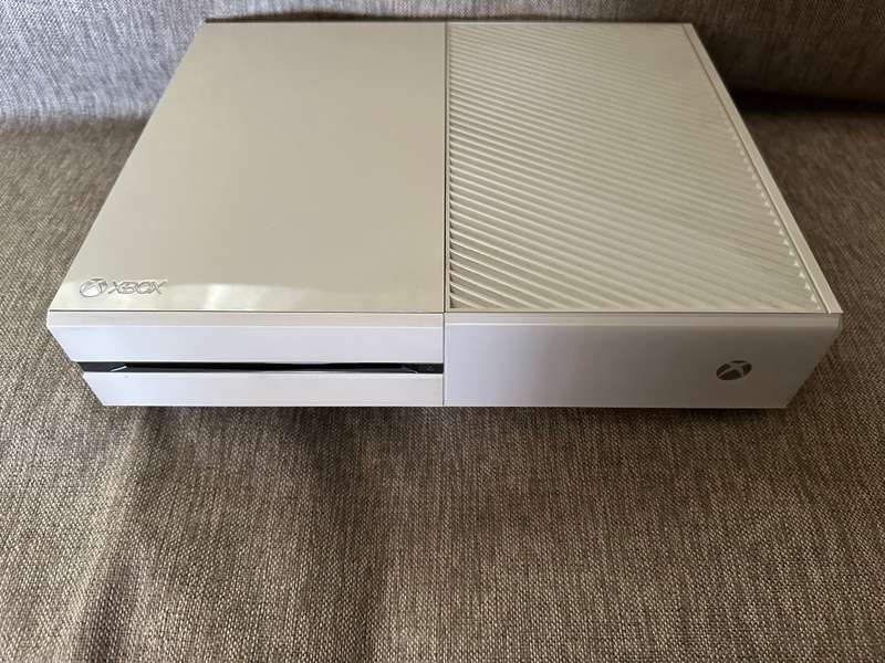 X BOX ONE 500GB WITH CONTROLLER AND 2 GAMES  MINT CONDITION