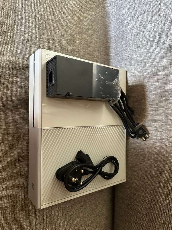 X BOX ONE 500GB WITH CONTROLLER AND 2 GAMES  MINT CONDITION