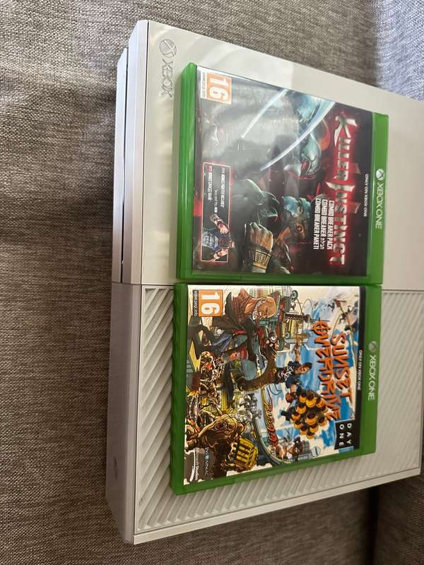 X BOX ONE 500GB WITH CONTROLLER AND 2 GAMES  MINT CONDITION