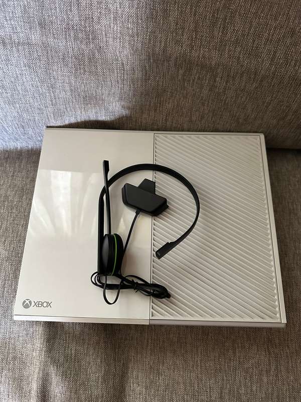 X BOX ONE 500GB WITH CONTROLLER AND 2 GAMES  MINT CONDITION