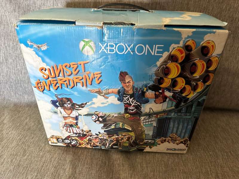 X BOX ONE 500GB WITH CONTROLLER AND 2 GAMES  MINT CONDITION