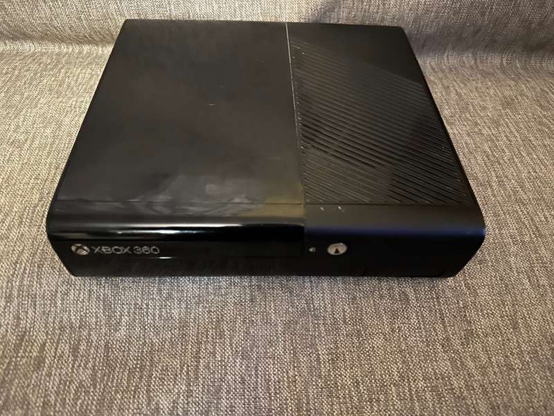 X BOX  360 250GB WITH TWO CONTROLERS