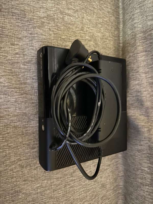 X BOX  360 250GB WITH TWO CONTROLERS