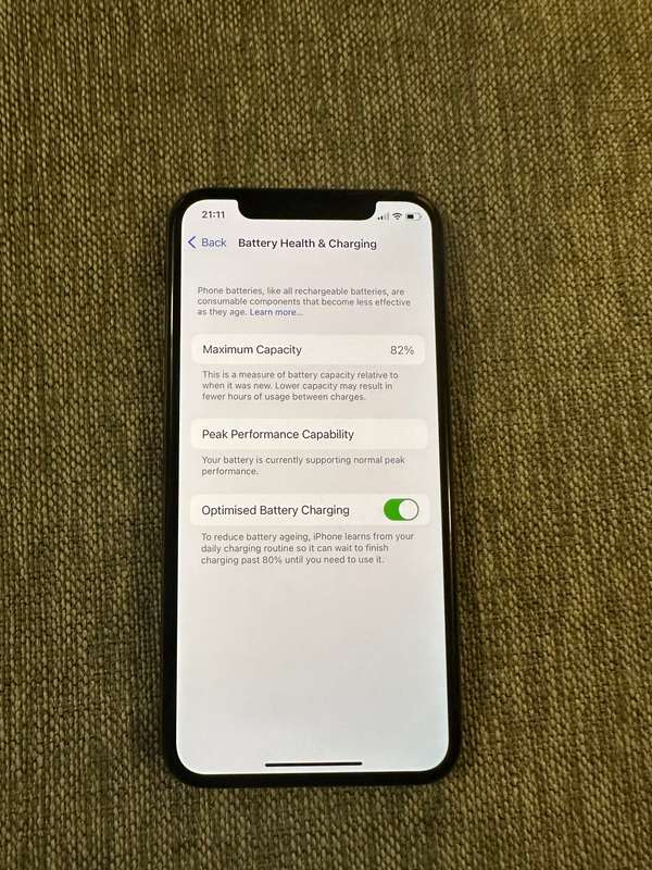 i PHONE XS  64GB 82% BATT HEALTH PLEASE READ