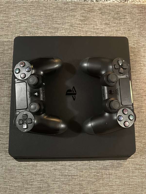 PLAYSTATION 4 SONY 1TB 2 CONTROLLERS AND ONE GAME