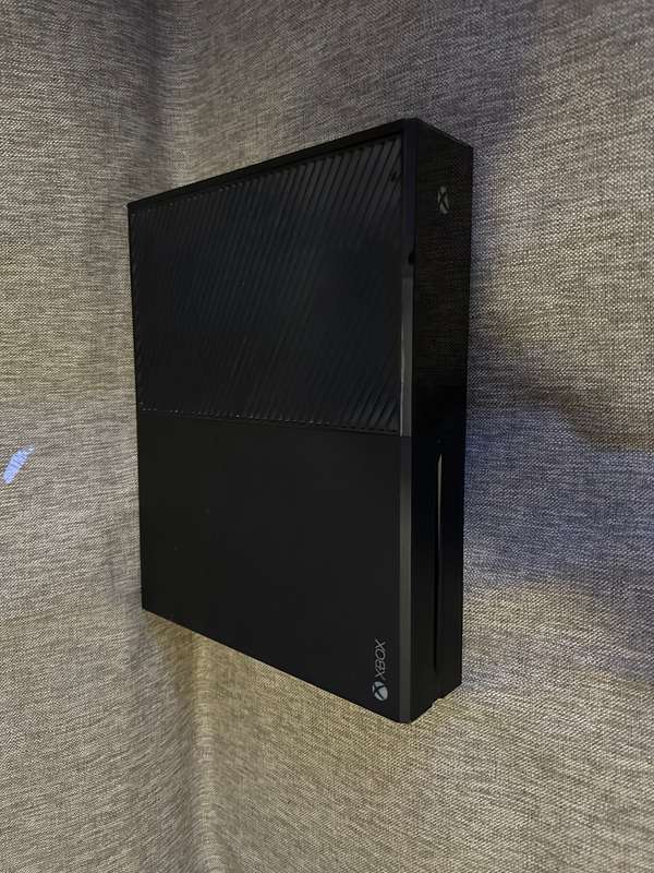 XBOX BOX ONE  1TB WITH ONE CONTROLLER