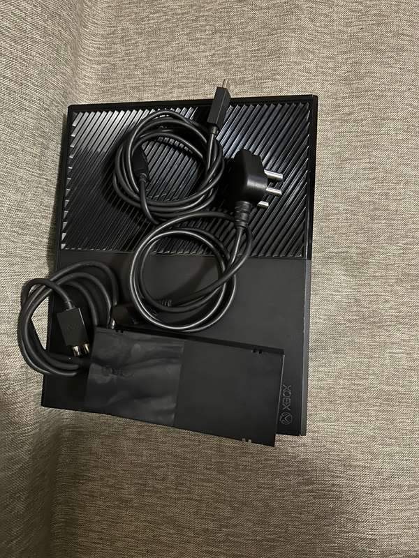 XBOX BOX ONE  1TB WITH ONE CONTROLLER