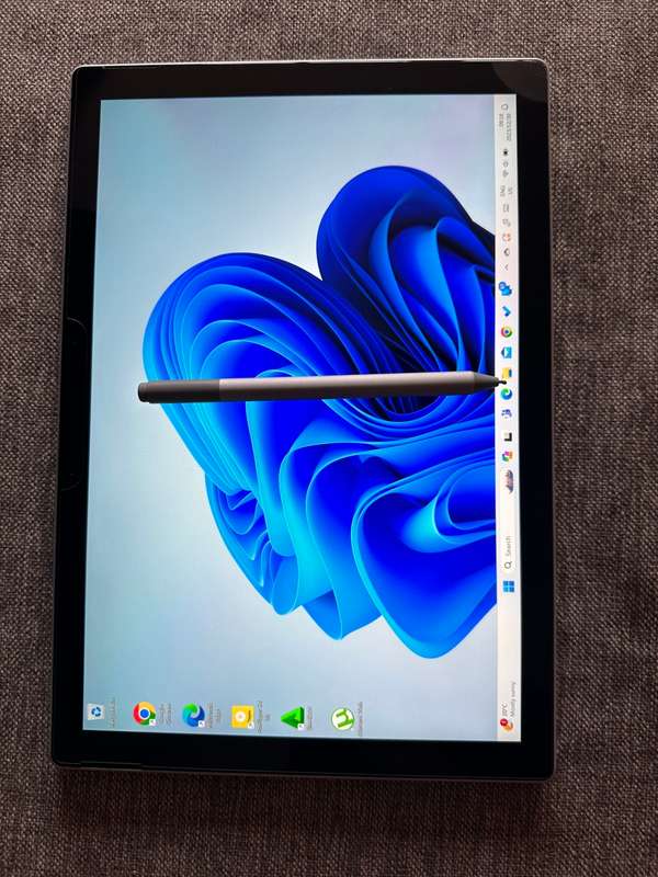 MICROSOFT SURFACE PRO 7 CORE I5 10TH GEN 8GB RAM 256GB SSD INTEL IRIS PLUS GRAPHICS MINT AS NEW