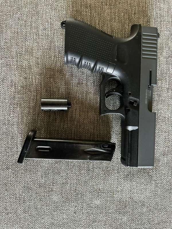 Retay Glock 17 9mm Blank Round Sounds Like a real gun