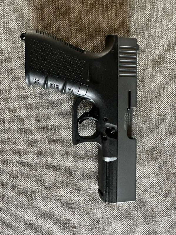 Retay Glock 17 9mm Blank Round Sounds Like a real gun