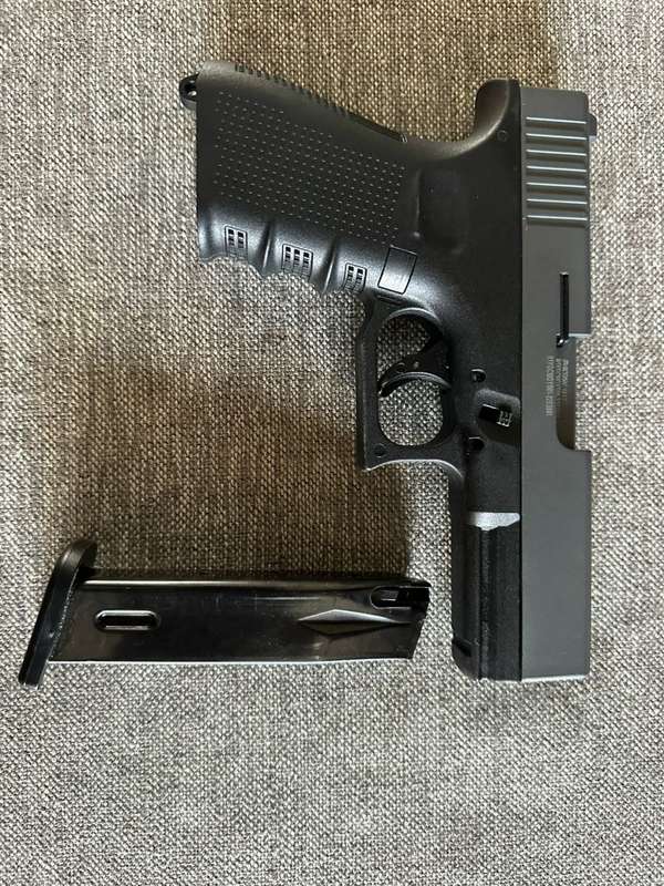 Retay Glock 17 9mm Blank Round Sounds Like a real gun