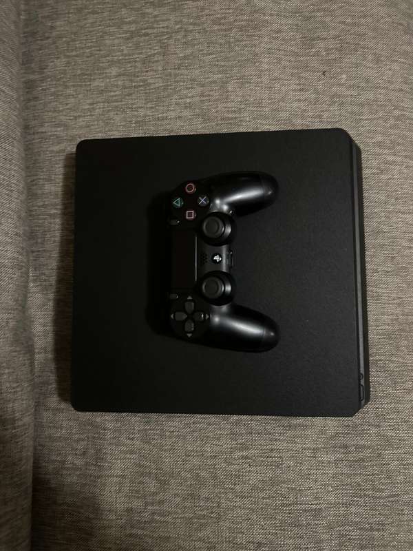 PLAYSTATION 4 SLIM 500GB 1 CONTROLLER MINT CONDITION