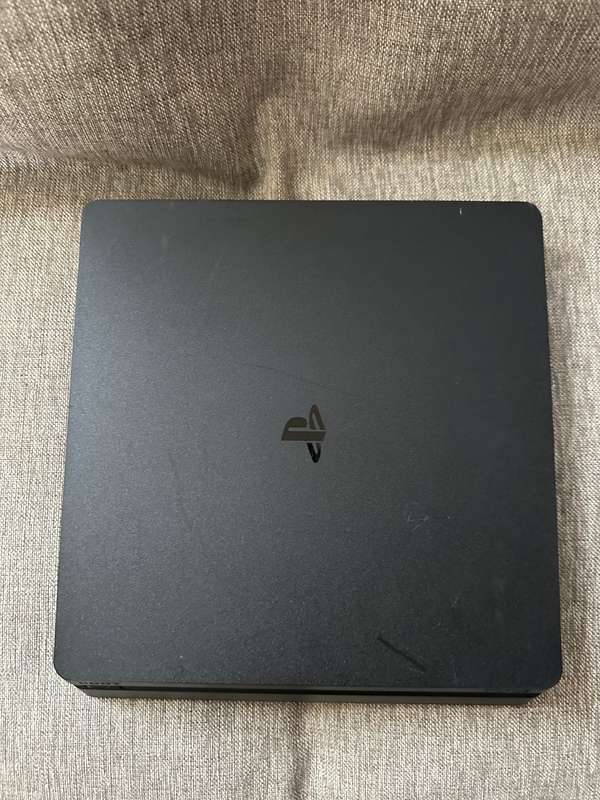 PLAYSTATION 4 SLIM 1TB & 4 GAMES