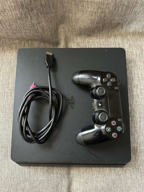 PLAYSTATION 4 SLIM 1TB & 4 GAMES