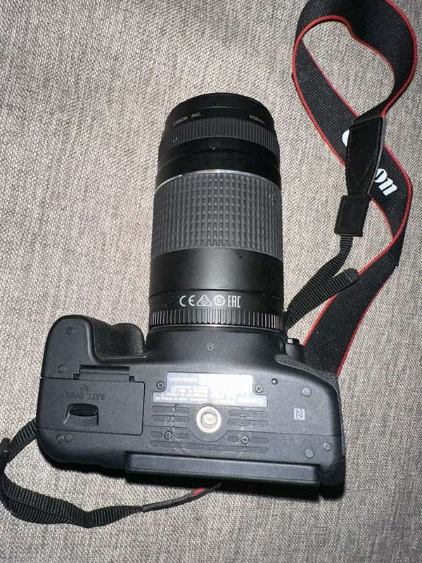 Canon EOS 750D Dslr Camera, 24.2Mpx, 75-300mm lens Mint Condition