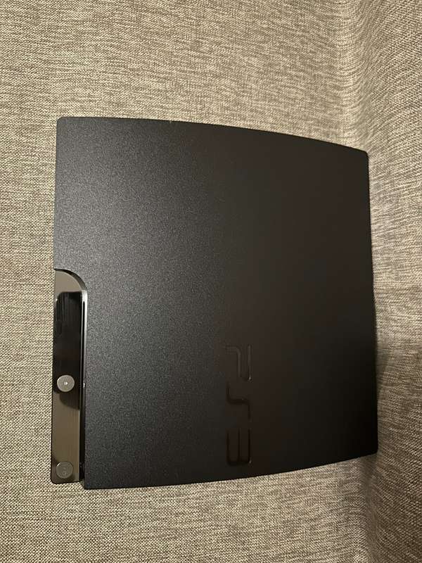 PLAYSTATION 3 SONY 160GB WITH 2 CONTROLLERS ,17 GAMES