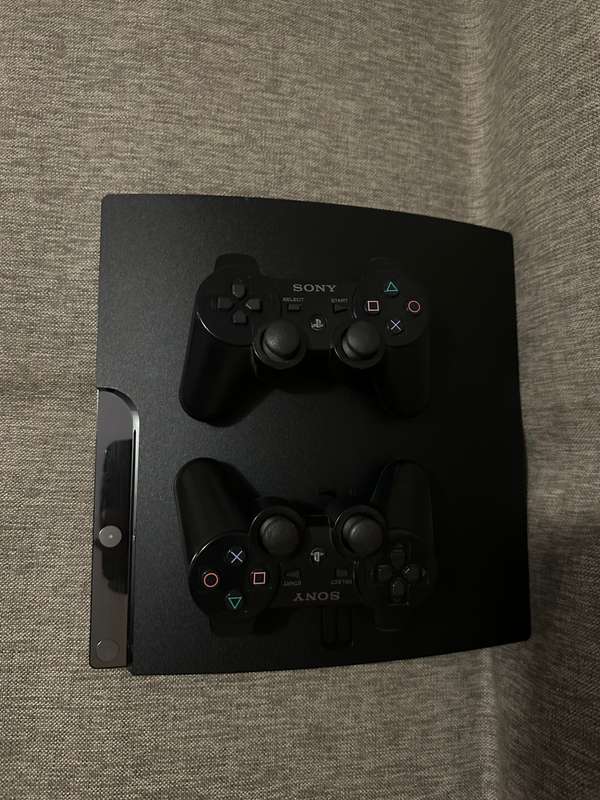 PLAYSTATION 3 SONY 160GB WITH 2 CONTROLLERS ,17 GAMES