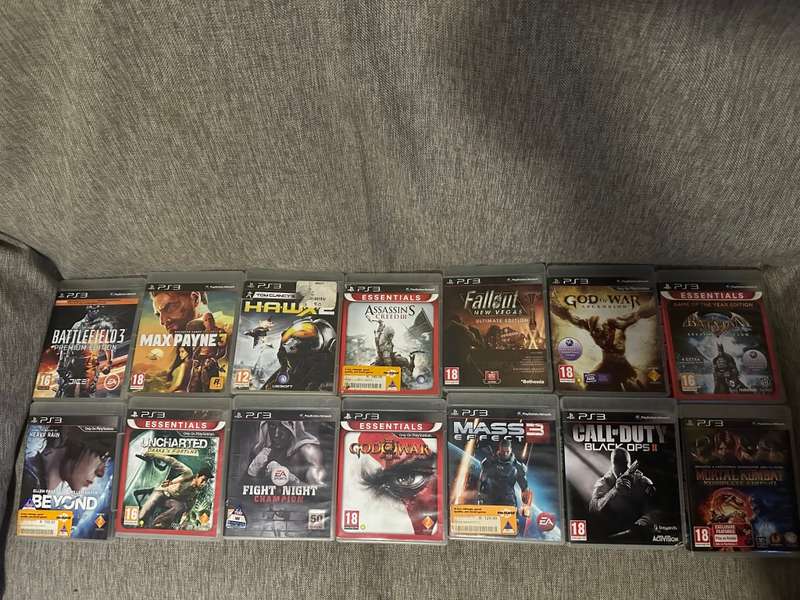 PLAYSTATION 3 SONY 160GB WITH 2 CONTROLLERS ,17 GAMES