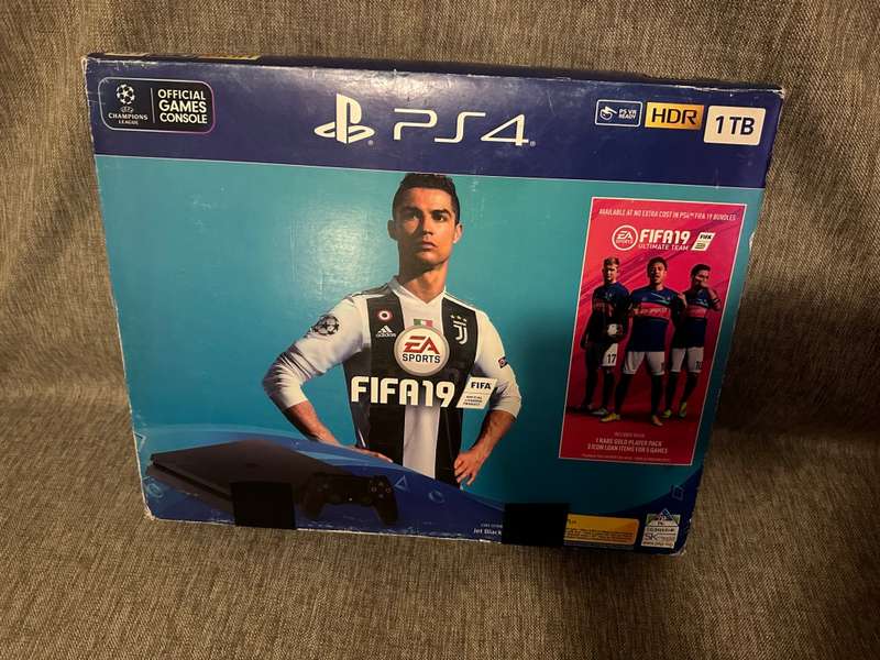 PLAYSTATION 4 SLIM 1TB  1 CONTROLLER 3 GAMES