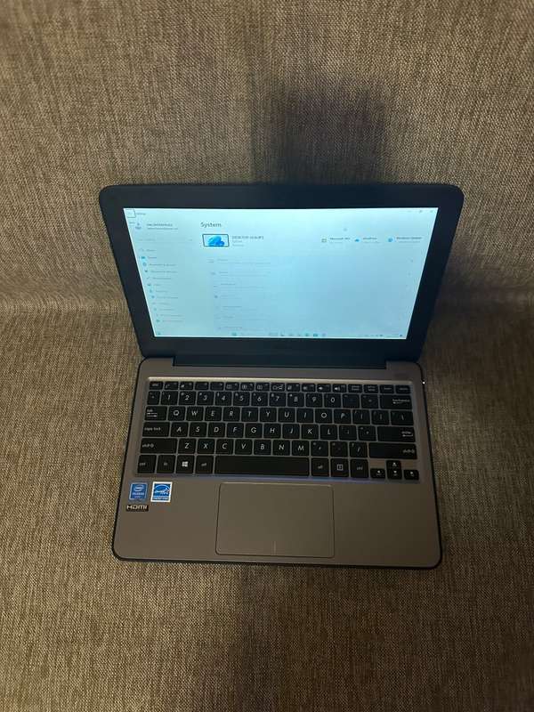 ASUS W202N HD DISPLAY INTEL CELERON 4GB RAM 64GB HDD MINT