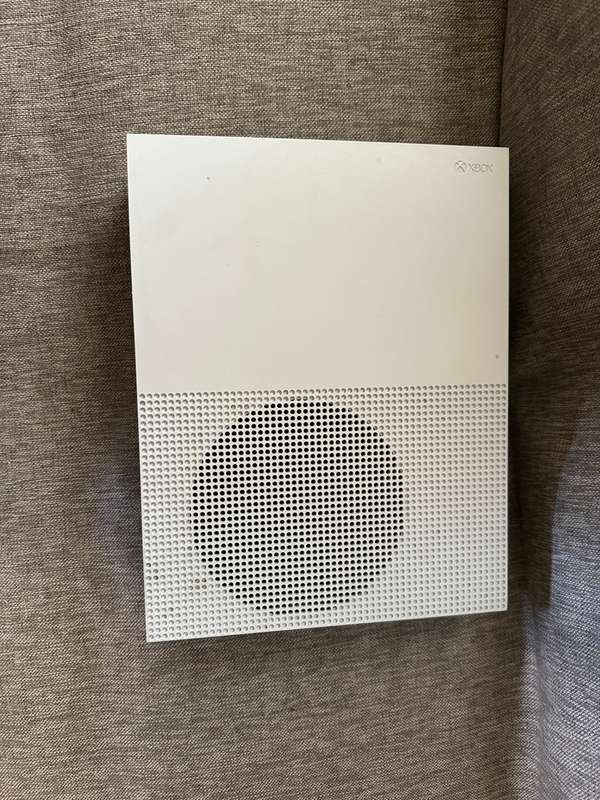 X BOX ONE S 1TB WITH ONE CONTROLLER & 2 GAMES
