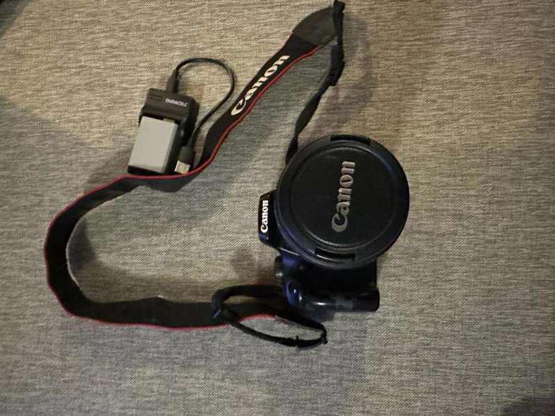 Canon EOS 1000D Digital SLR Camera with 75-300MM LENS With 2 Batteries