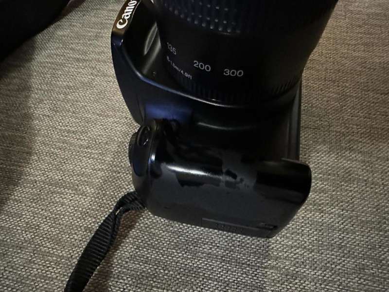 Canon EOS 1000D Digital SLR Camera with 75-300MM LENS With 2 Batteries