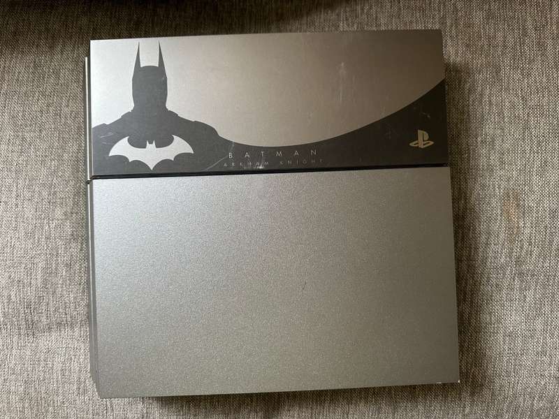 PLAYSTATION 4 BATMAN LIMITED EDITION 500GB WITH ONE CONTROLLER