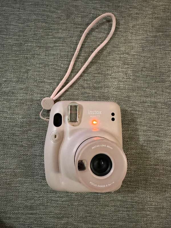 FUJIFILM INSTAX MINI 11 INSTANT FILM CAMERA KIT