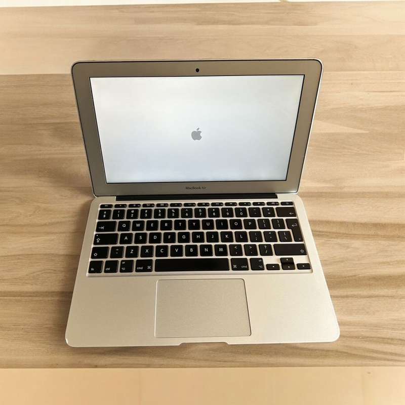 MACBOOK A1R 2012 CORE I5 4GB RAM 60GB SSD PLEASE READ