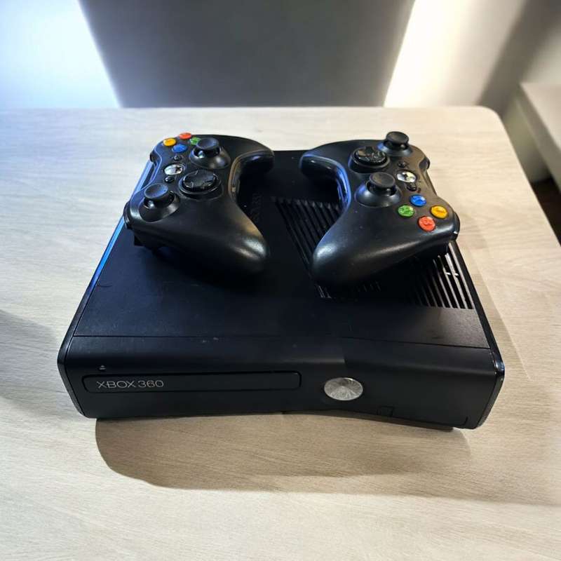 X BOX 360 500GB 2 CONTROLLERS & 11 GAMES