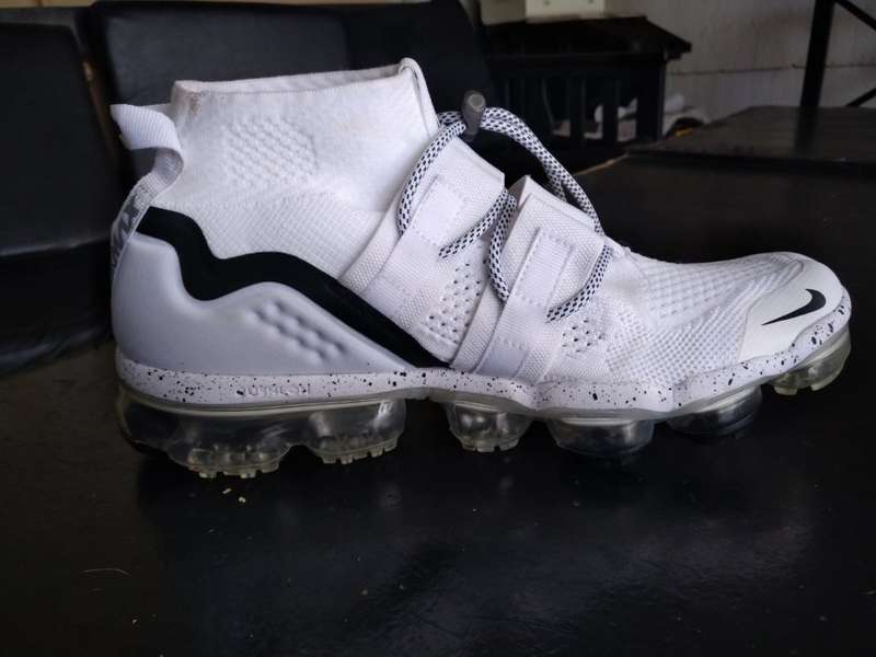 Sneakers size 8.5  Nike Vapormax