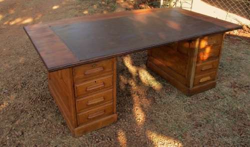 Ultra Large 8 drawer desk .Old english oak . Free delivery in JHB PTA