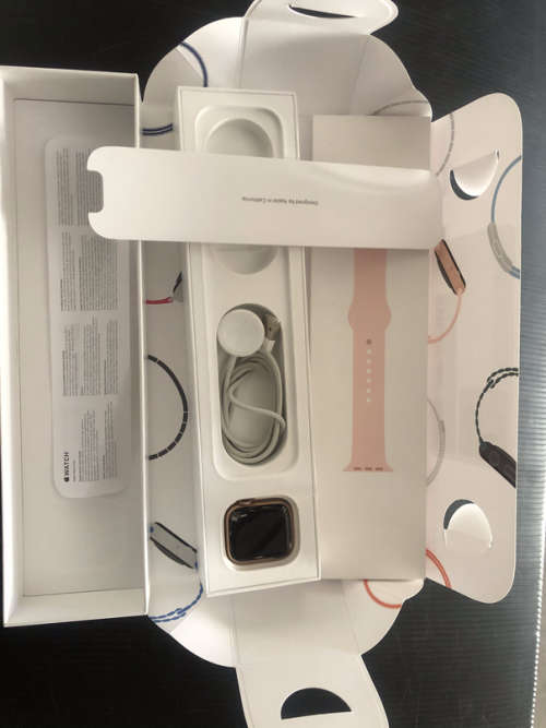 Apple Watch Series 4 GPS, 40mm Gold Aluminum Case - CRACKED LCD (to Fix or Parts)