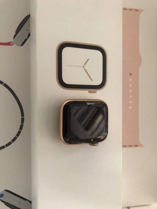 Apple Watch Series 4 GPS, 40mm Gold Aluminum Case - CRACKED LCD (to Fix or Parts)
