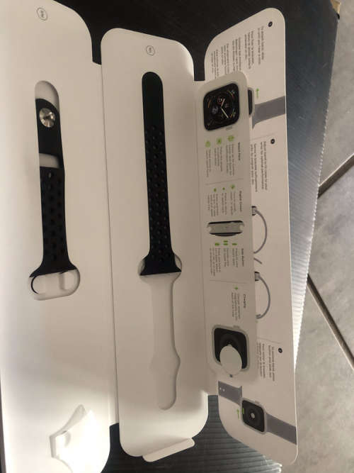Apple Watch Series 4 GPS, 40mm Gold Aluminum Case - CRACKED LCD (to Fix or Parts)