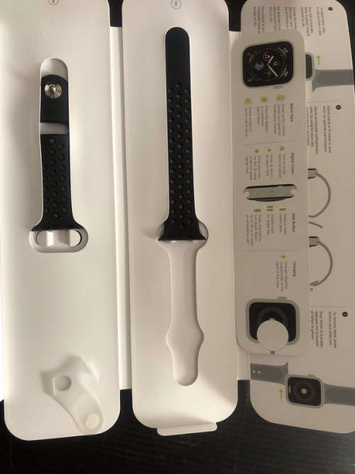 Apple Watch Series 4 GPS, 40mm Gold Aluminum Case - CRACKED LCD (to Fix or Parts)